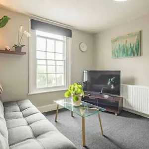 3 Bedroom Flat With Private Parking Apartment