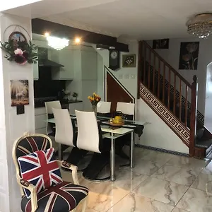  Hébergement de vacances Cheerful 4 Bedroom House With Garden Free Parking